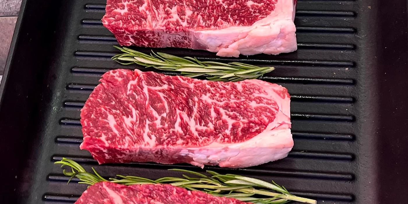 Mermerleşmesi yüksek, özenle seçilmiş steakler.